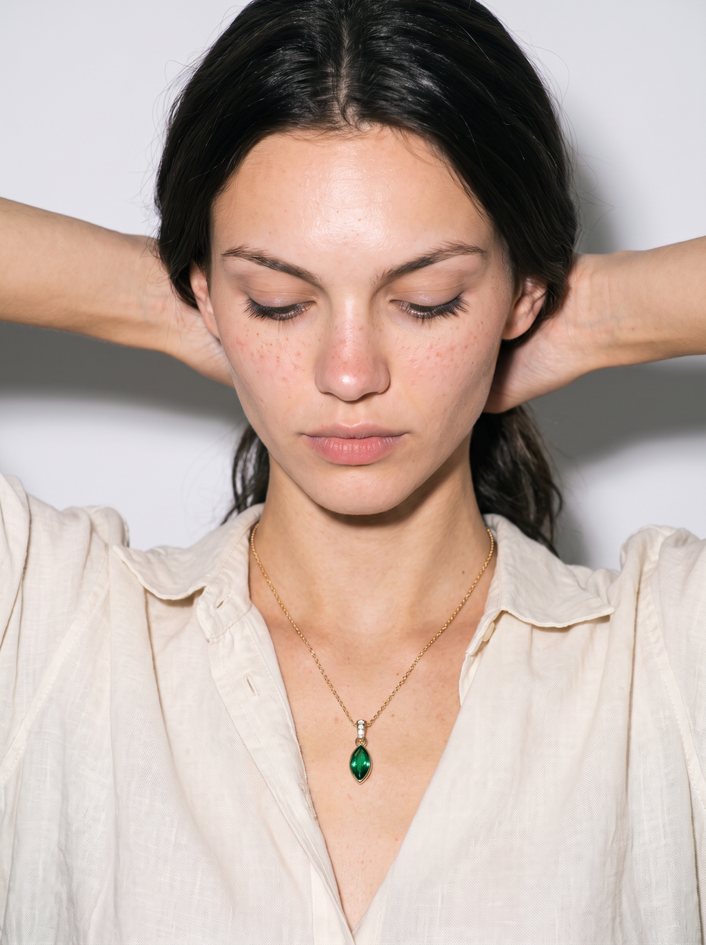 Collier Marquise Émeraude porté