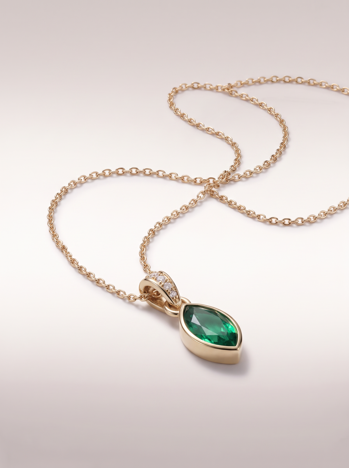 Collier Marquise Émeraude — vue trois-quarts
