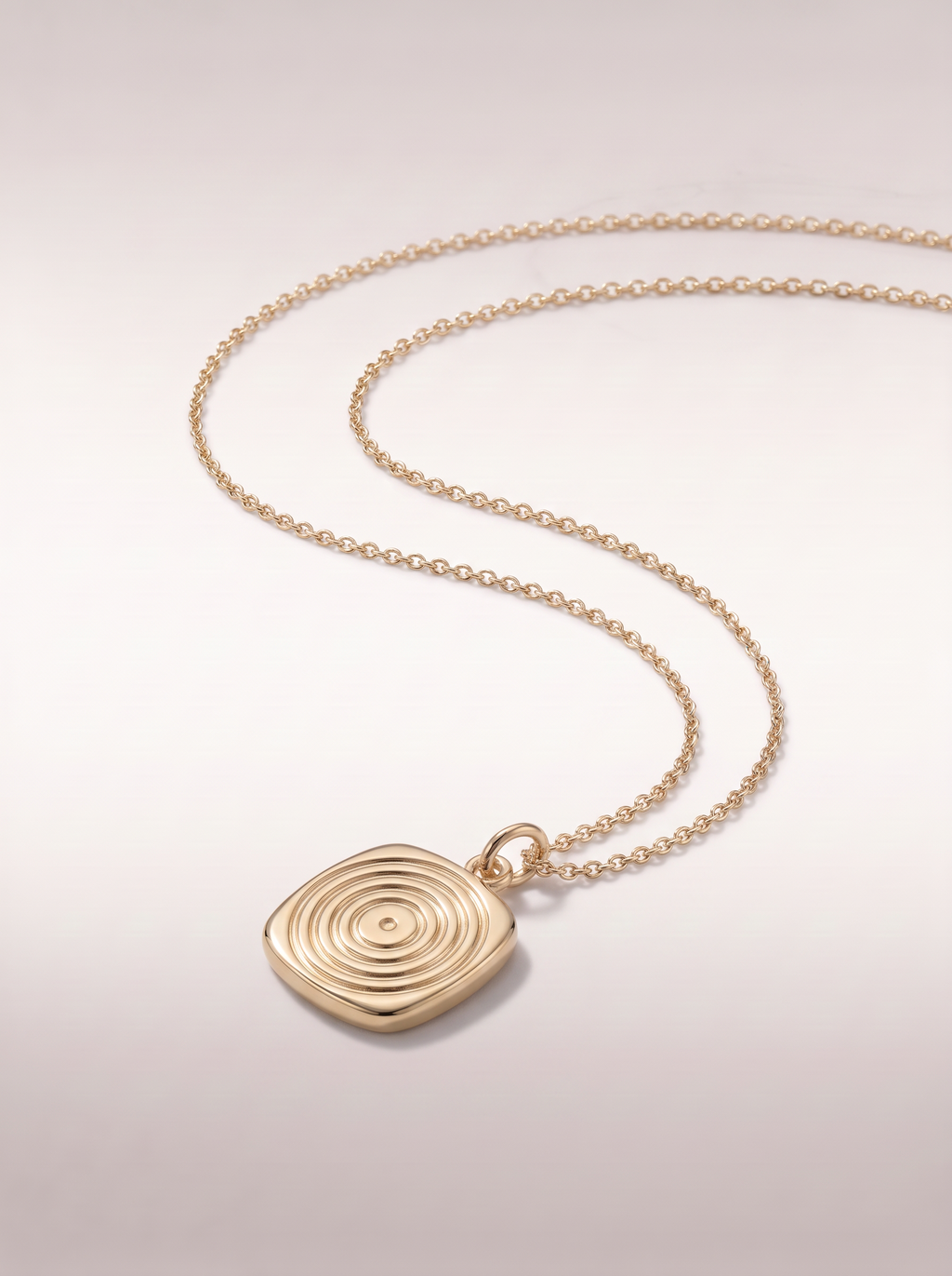 Collier Médaillon Carré — vue trois-quarts