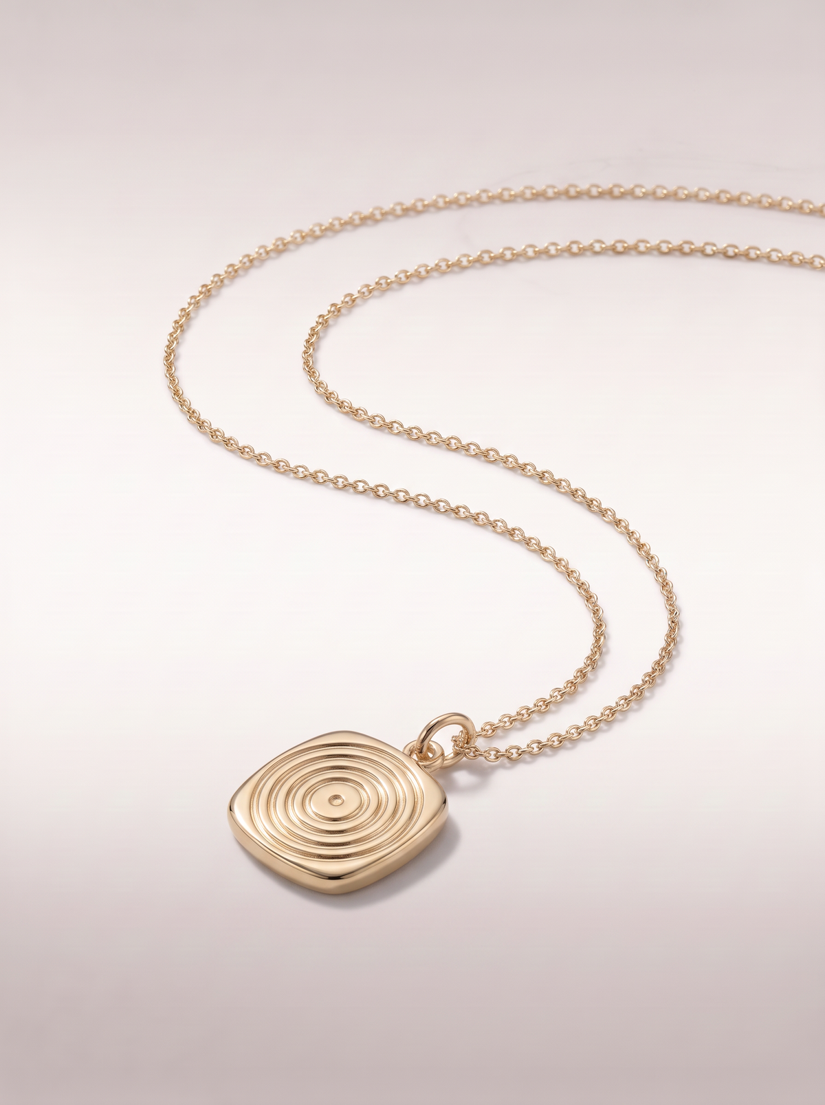 Collier Médaillon Carré — vue trois-quarts