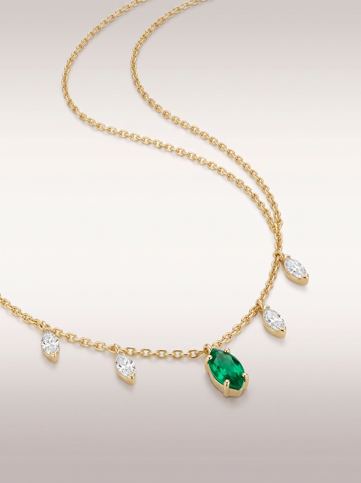Collier Pampilles Émeraude & Diamants — vue trois-quarts