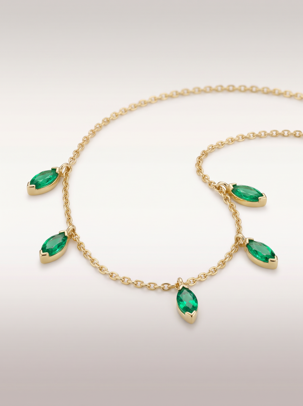 Collier Pampilles Émeraudes — vue trois-quarts