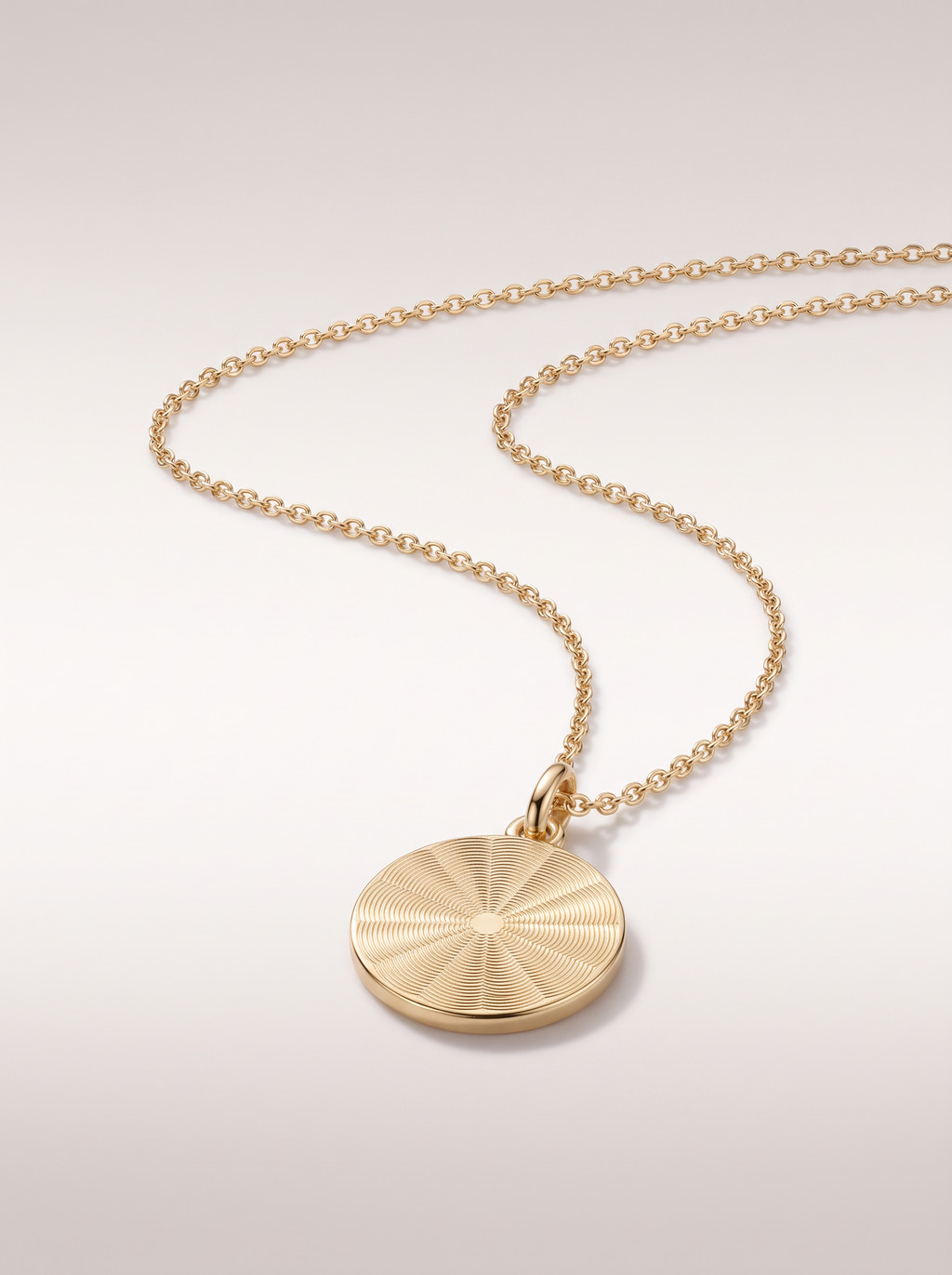Collier Médaillon Soleil — vue trois-quarts