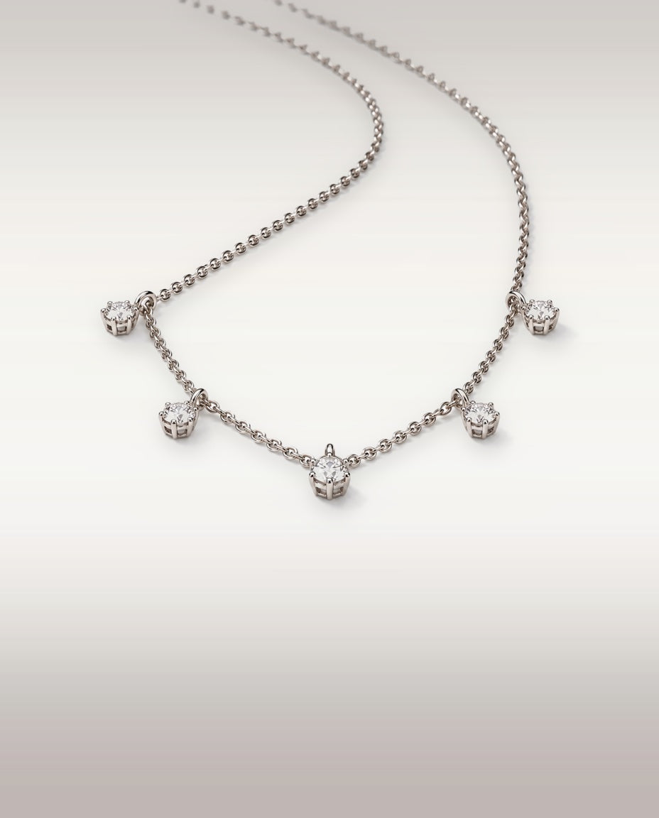 Collier Rosée — cinq diamants de laboratoire serti griffes, or blanc — vue trois-quarts