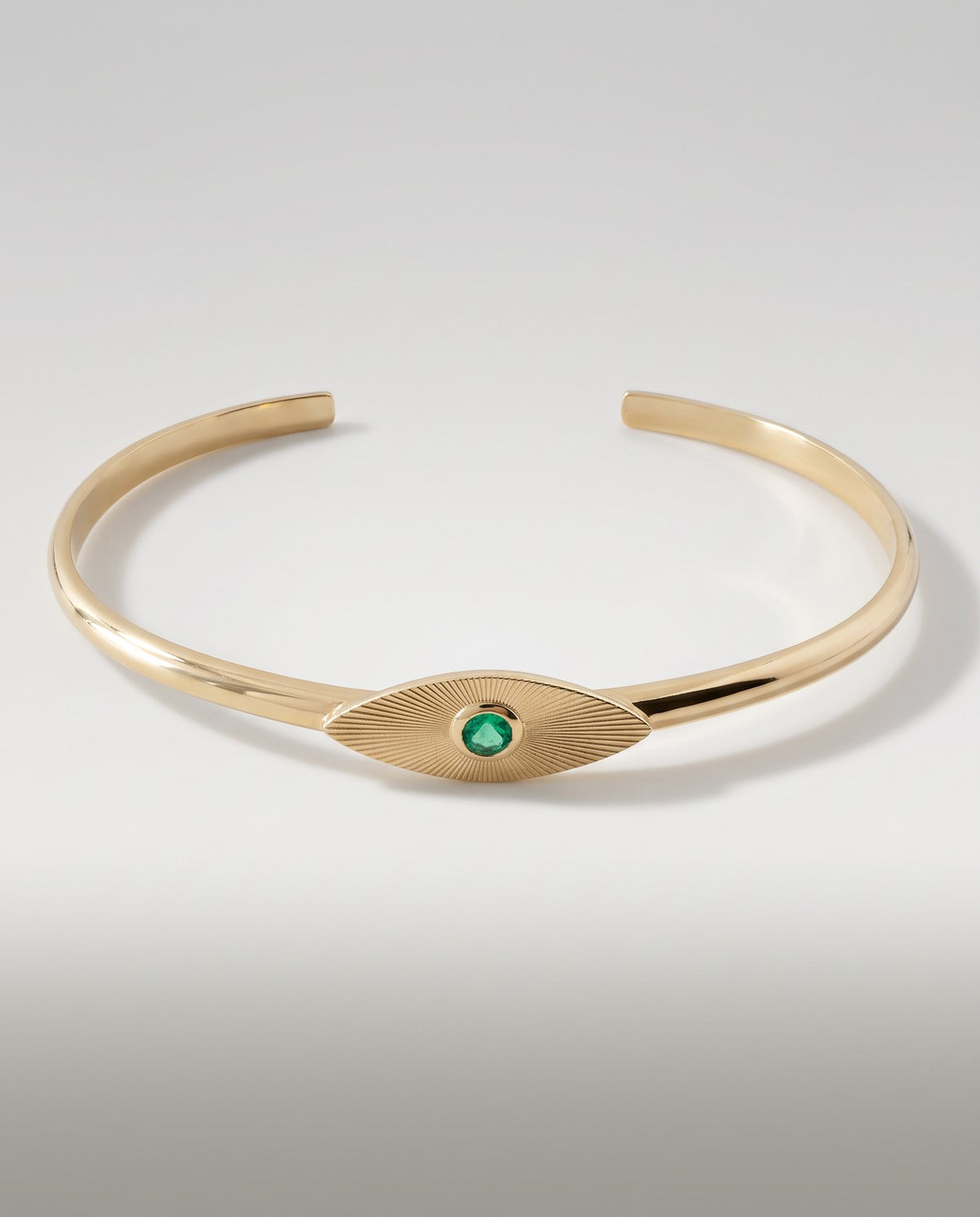 Bracelet Ocelle — Jonc ouvert en or massif, émeraude ronde facettée