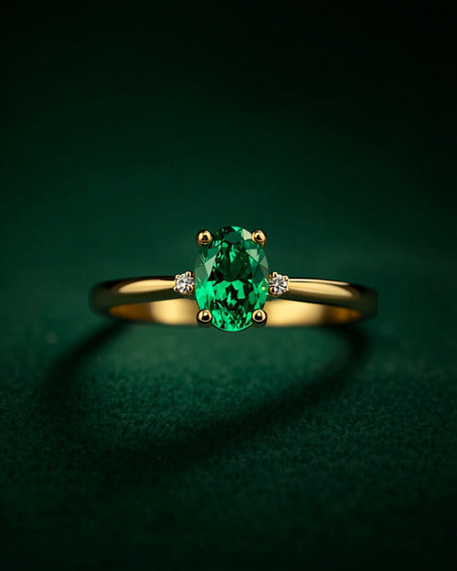Bague Trilogie — émeraude de synthèse ovale et deux diamants de laboratoire, or jaune massif — Carron Olivier