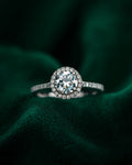 Bague Halo — diamant de laboratoire rond 1 carat, halo et épaules pavées, or blanc massif — Carron Olivier