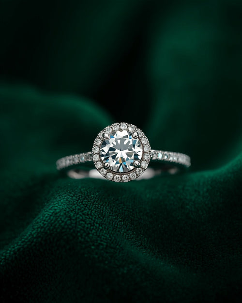 Bague Halo — diamant de laboratoire rond 1 carat, halo et épaules pavées, or blanc massif — Carron Olivier