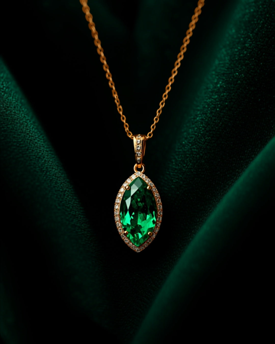 Collier Ocelle — pendentif émeraude marquise, halo de diamants — Carron Olivier