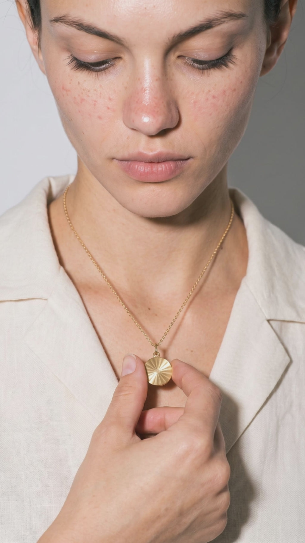 Collier Médaillon Soleil porté — vidéo