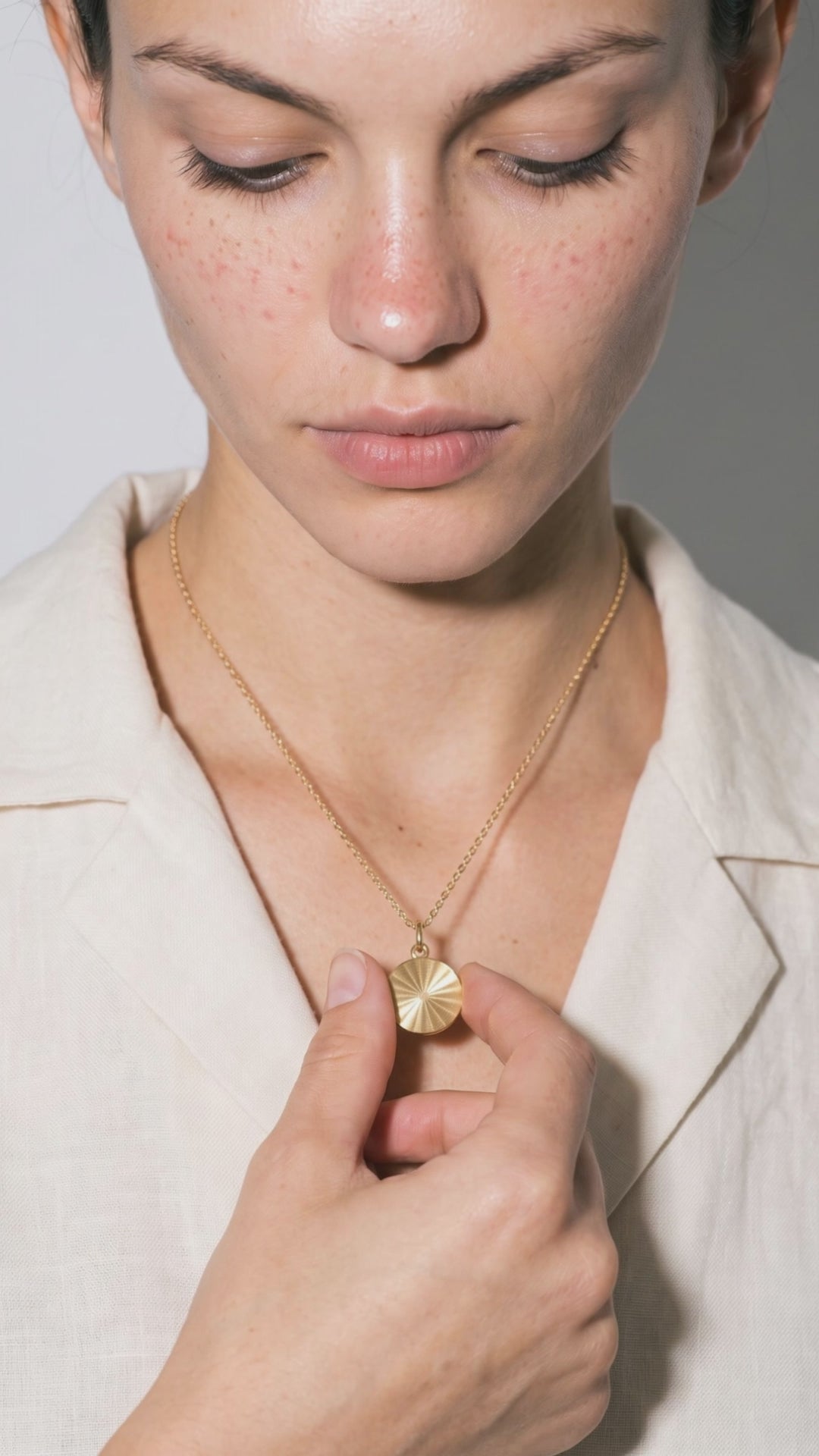 Collier Médaillon Soleil porté — vidéo