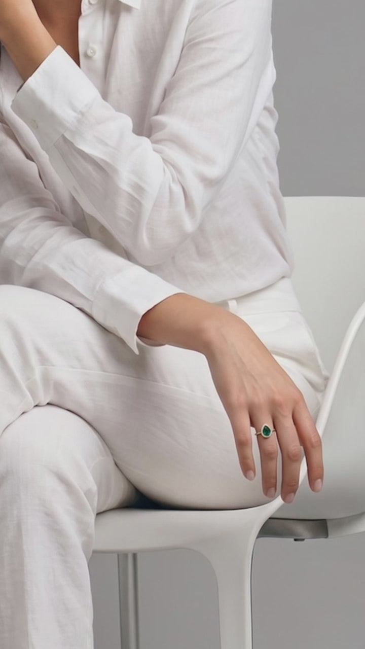Bague Ocelle, émeraude poire et halo de diamants, or jaune — vidéo