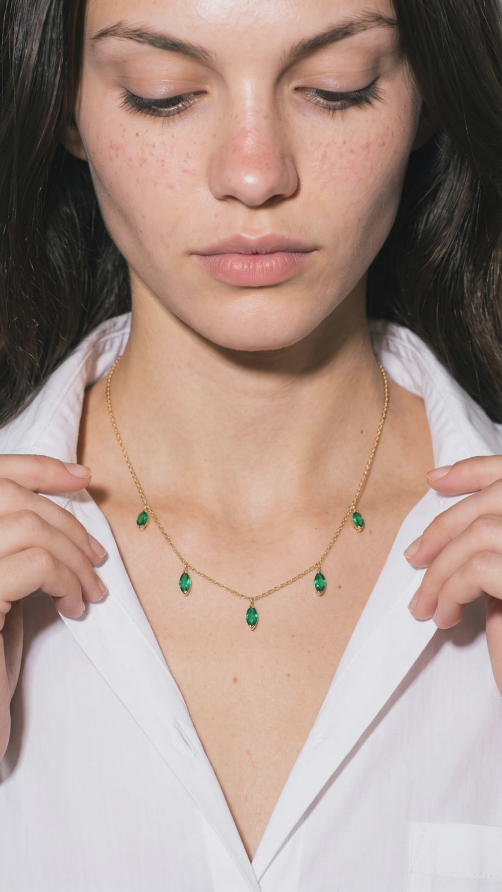 Collier Pampilles Émeraudes porté — vidéo