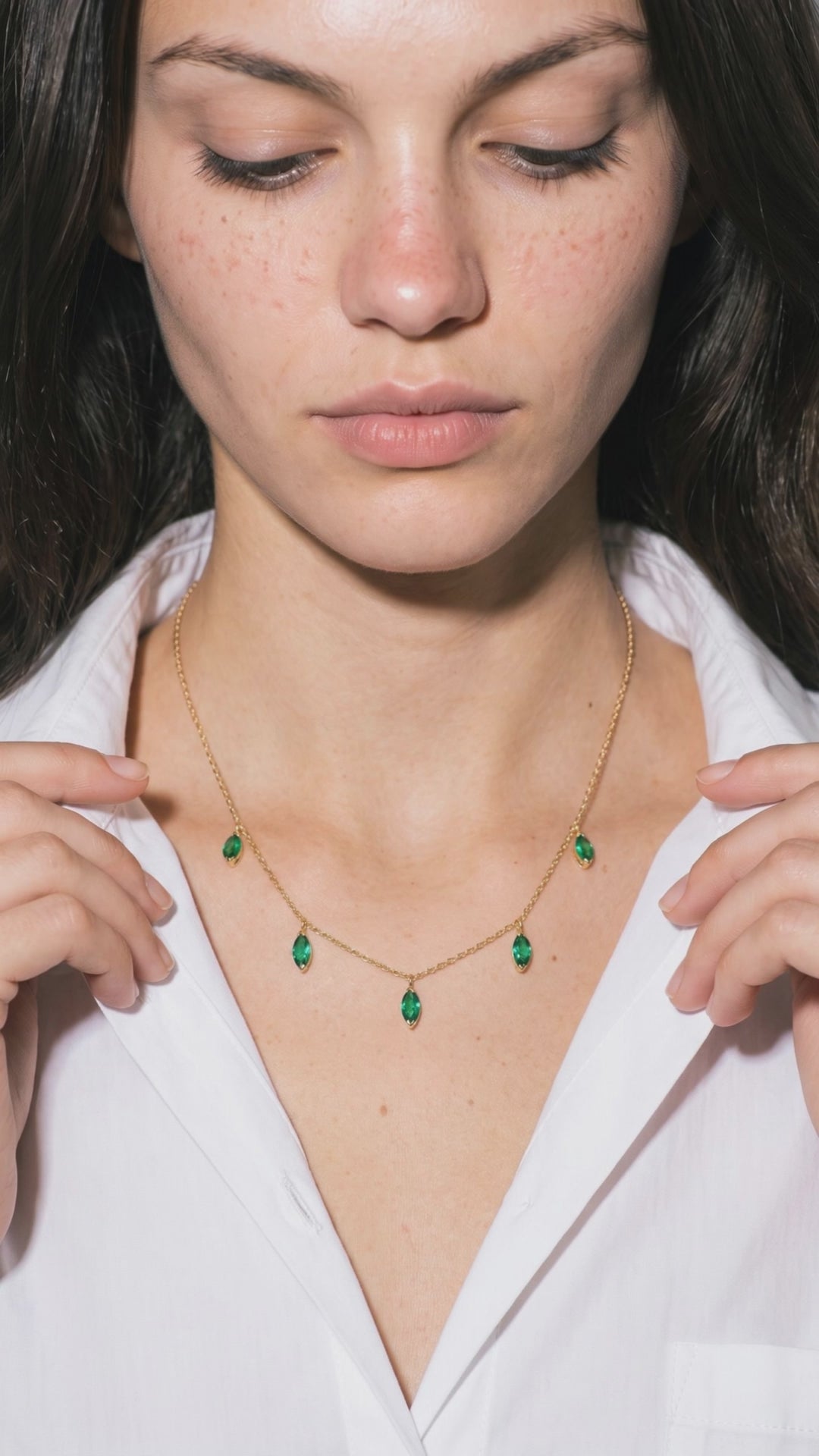 Collier Pampilles Émeraudes porté — vidéo
