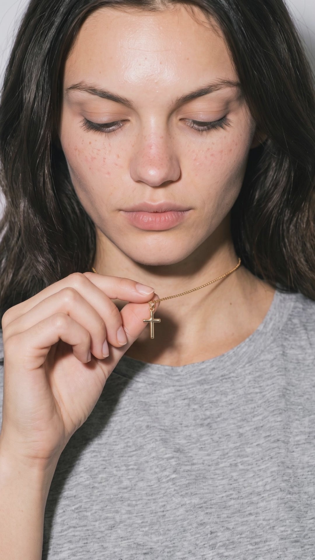 Collier Croix porté — vidéo