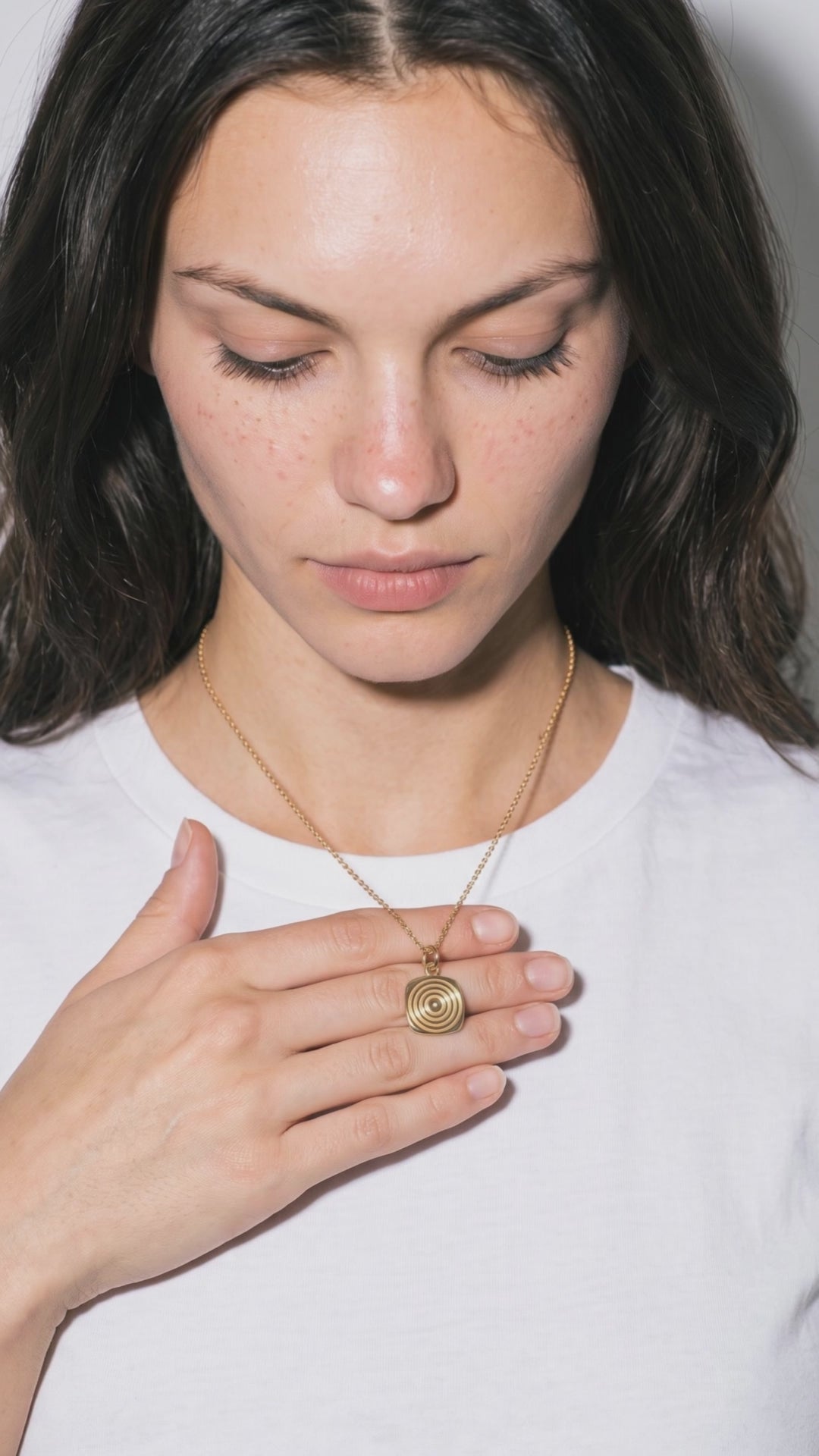 Collier Médaillon Carré porté — vidéo