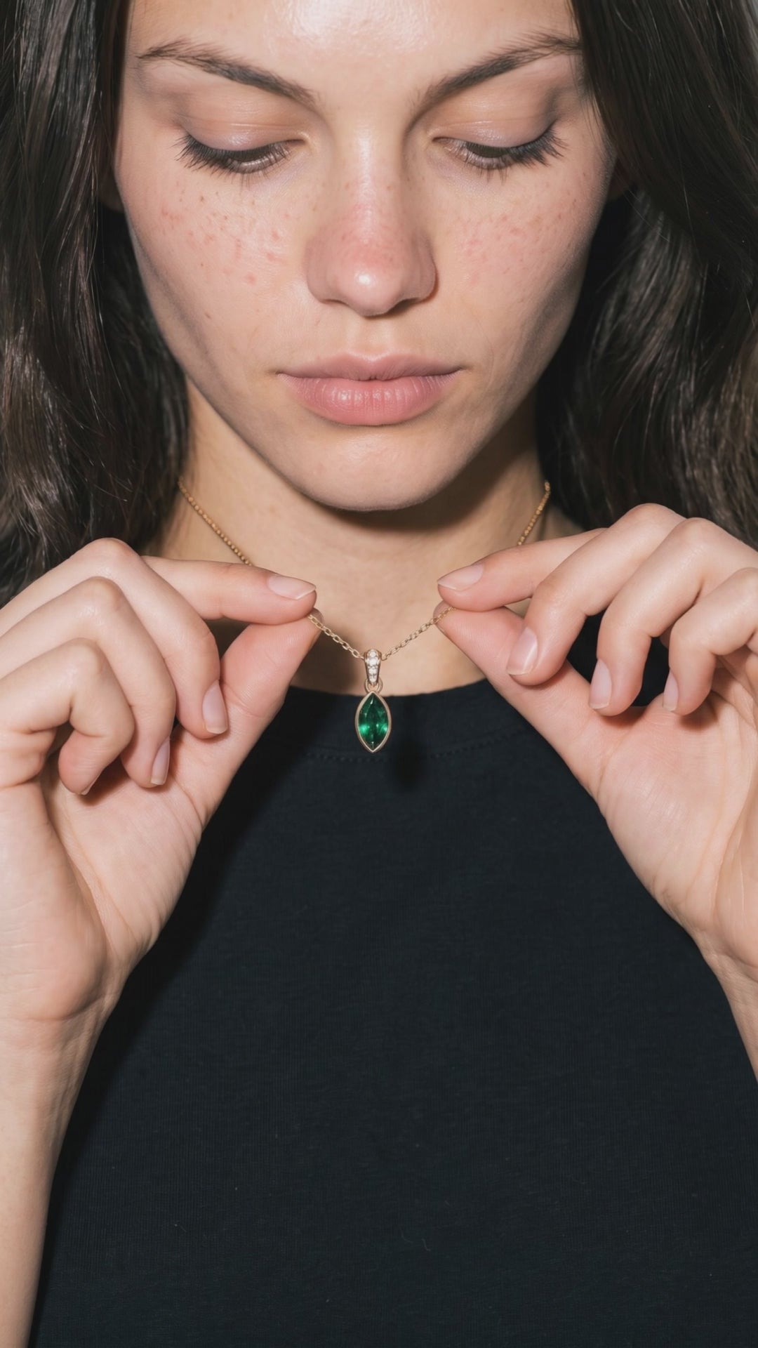 Collier Marquise Émeraude porté — vidéo