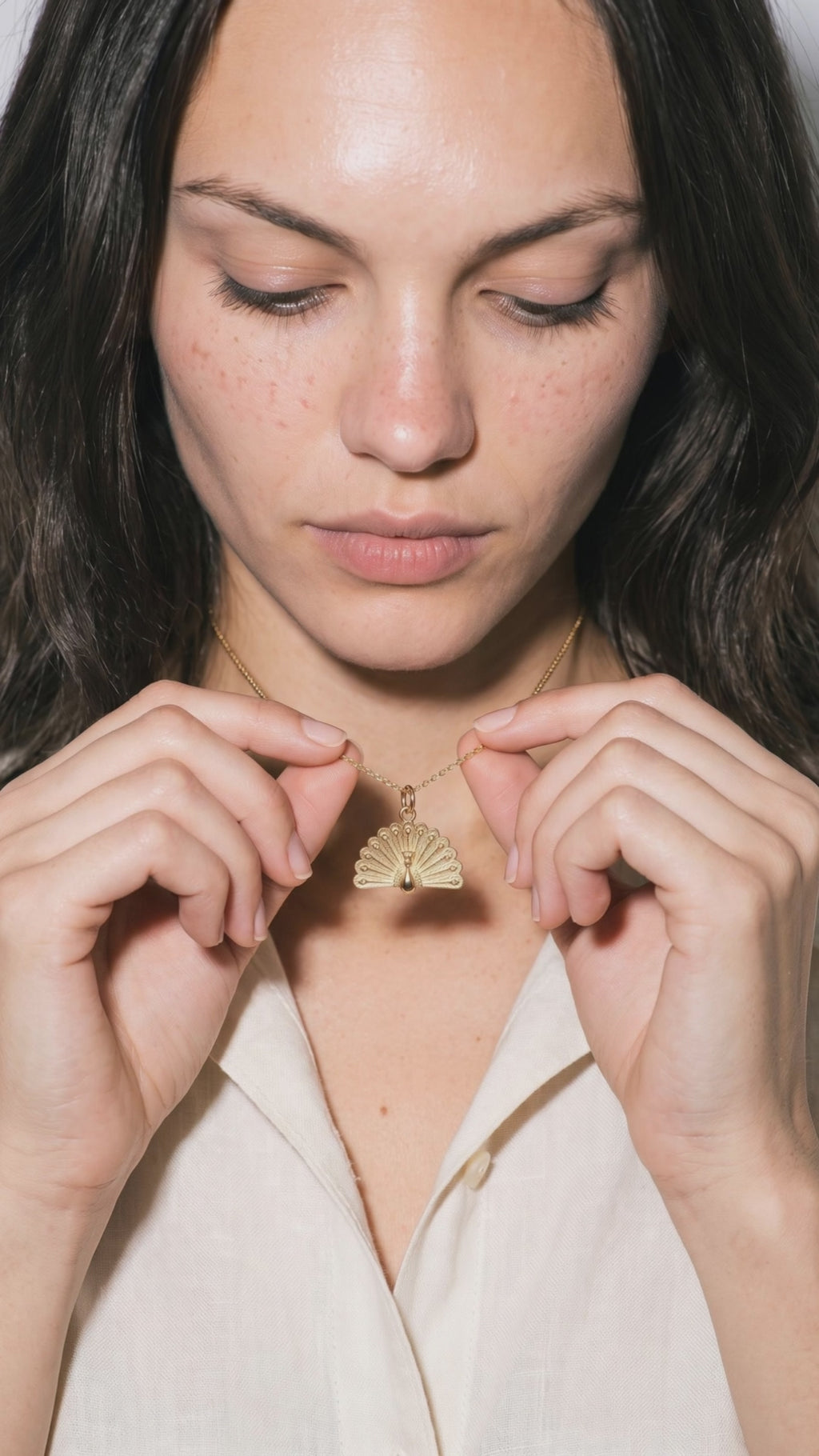 Collier Paon porté — vidéo