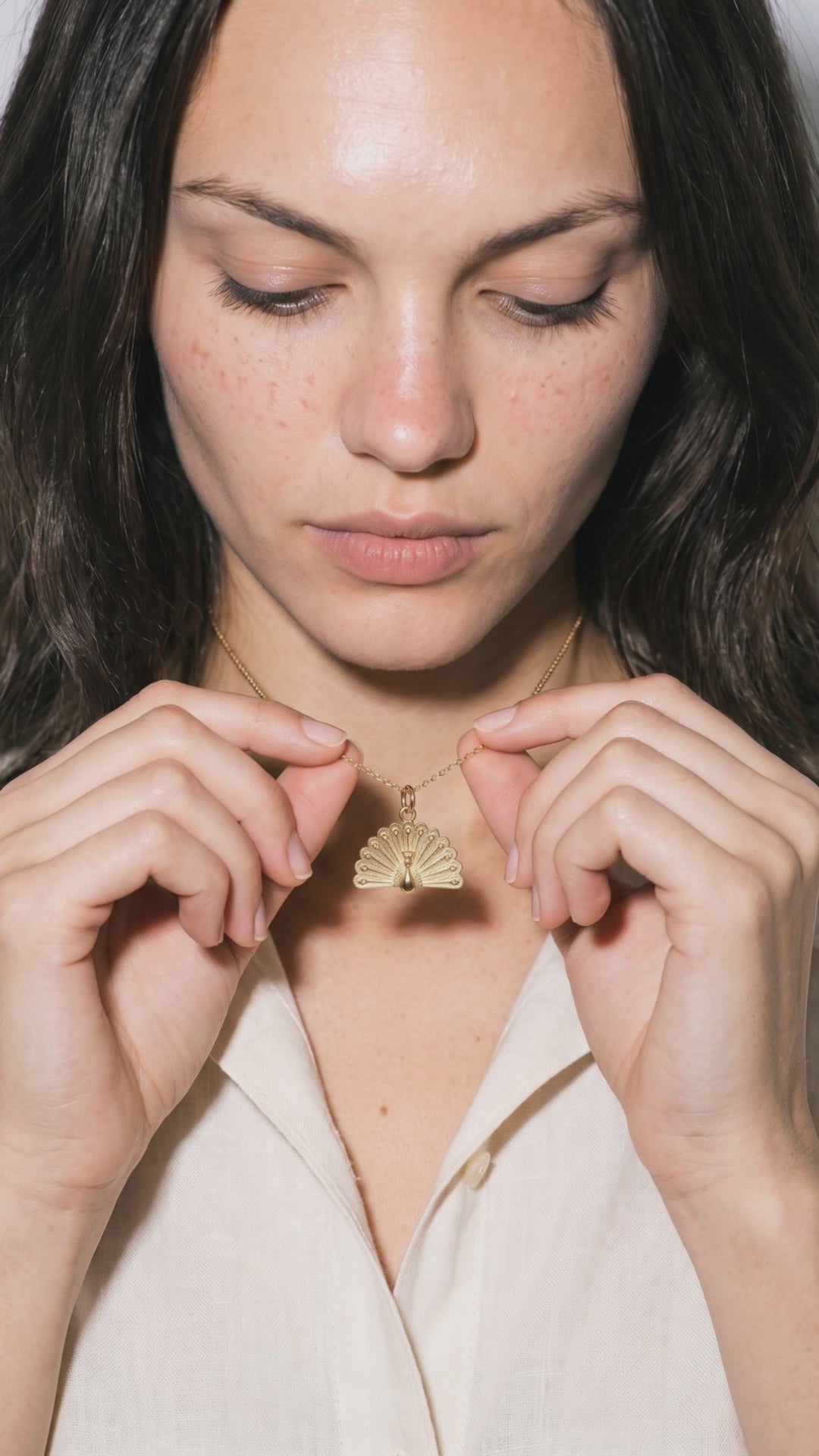 Collier Paon porté — vidéo