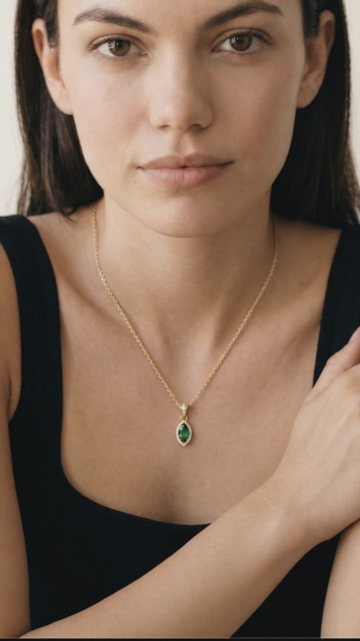 Collier Ocelle, pendentif émeraude marquise et halo de diamants, or jaune — vidéo