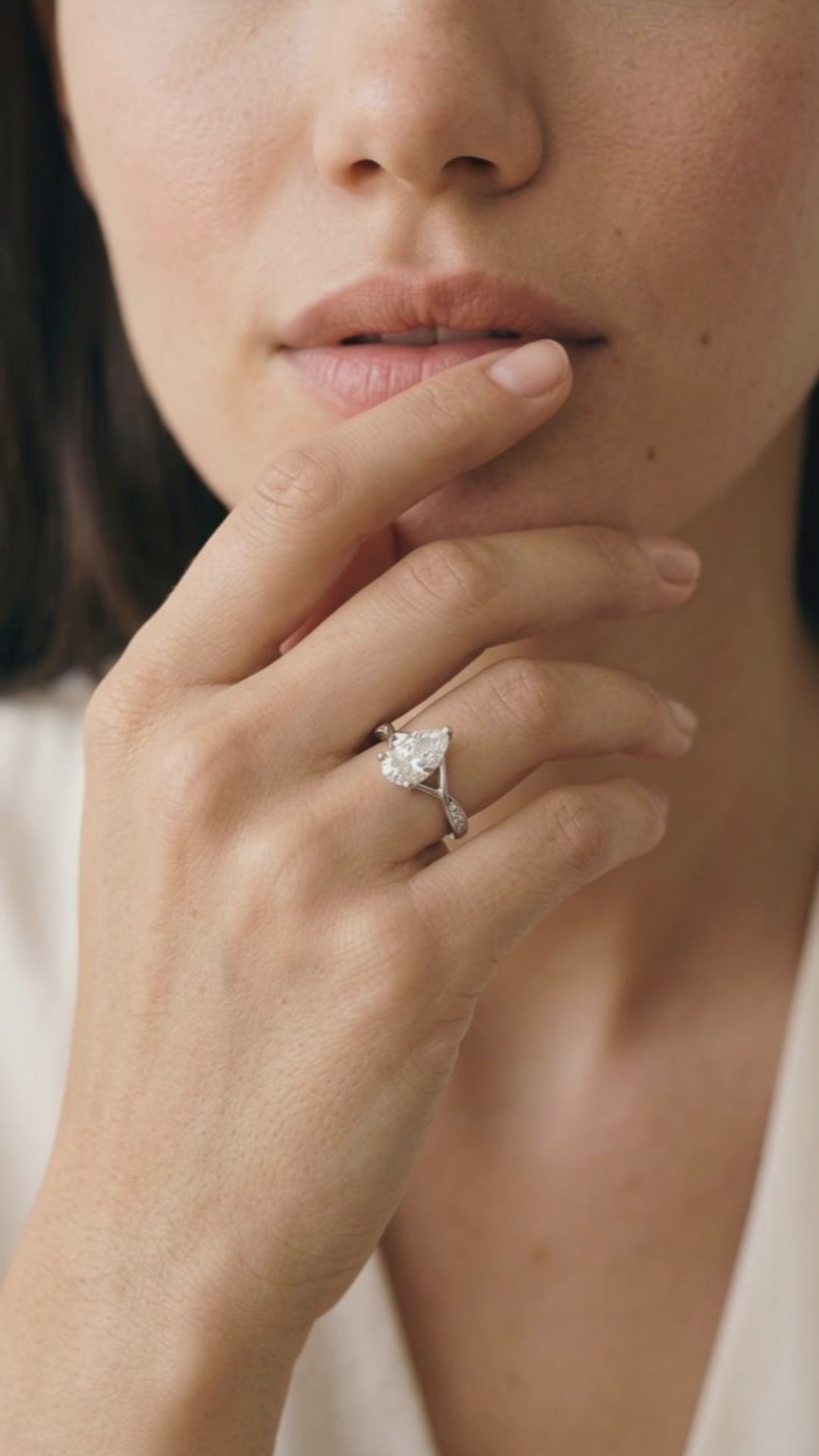 Bague Infini portée, diamant poire et anneau croisé, or blanc — vidéo