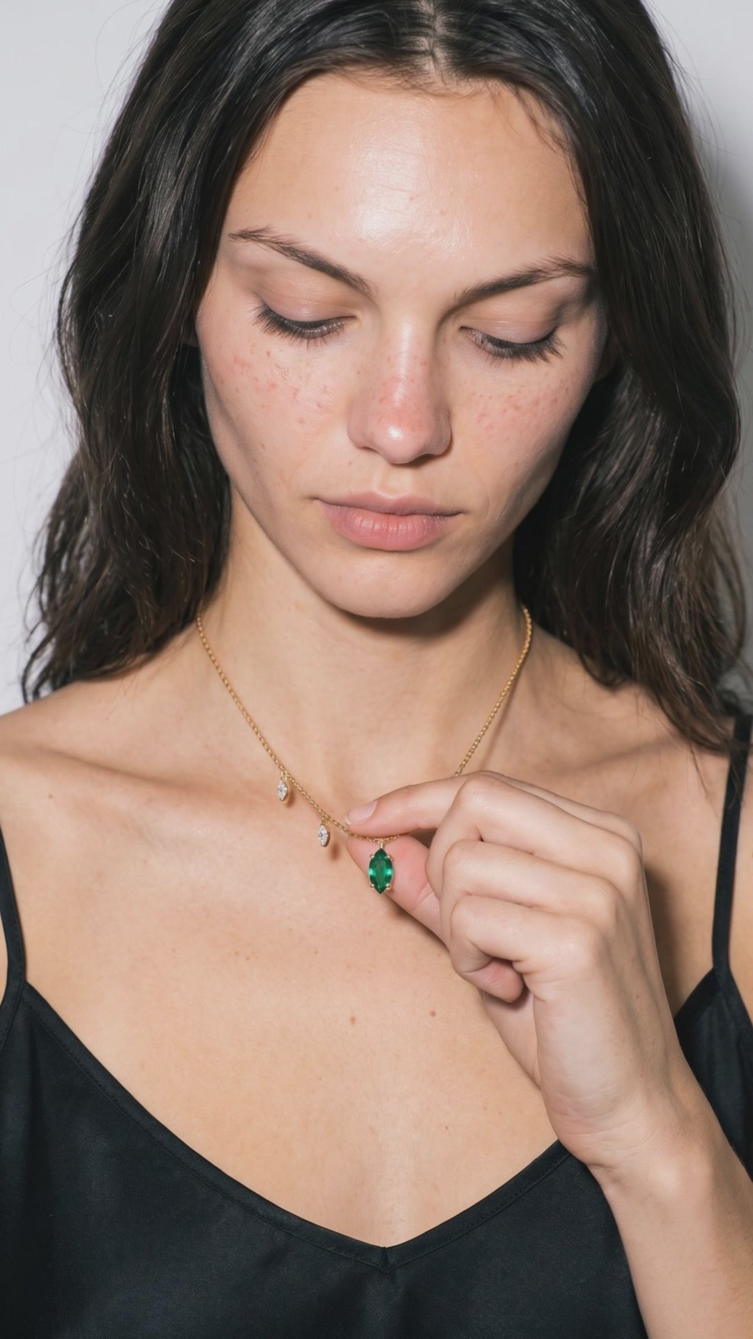 Collier Pampilles Émeraude & Diamants porté — vidéo